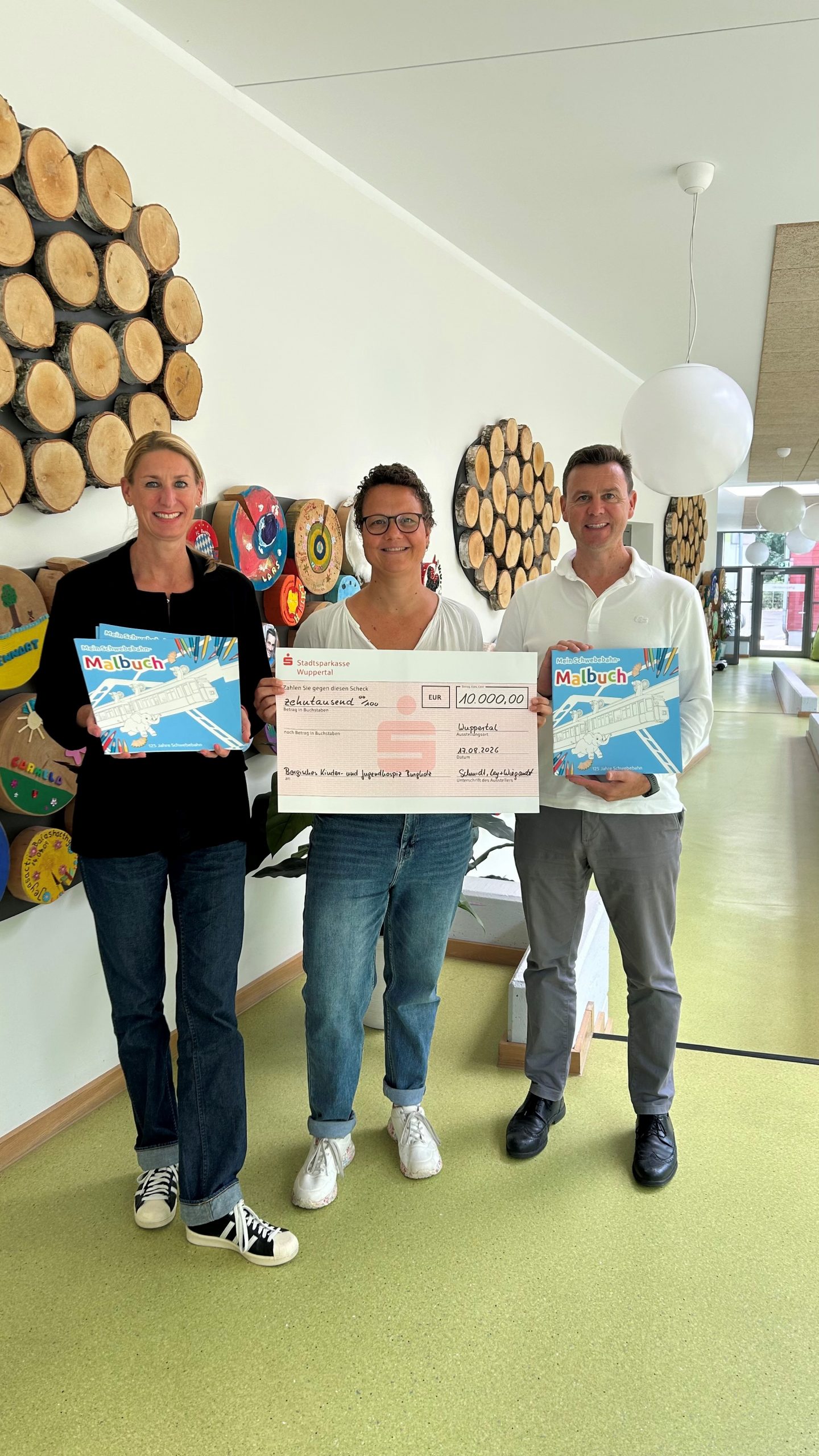 Foto Spende 10.000 EUR an das Kinderhospiz